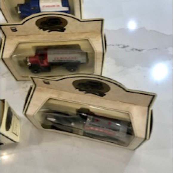 NWT Vintage 8 CHEVRON DIE CAST TRUCKS MADE IN ENGLAND BY LLEDO Models - Picture 4 of 11